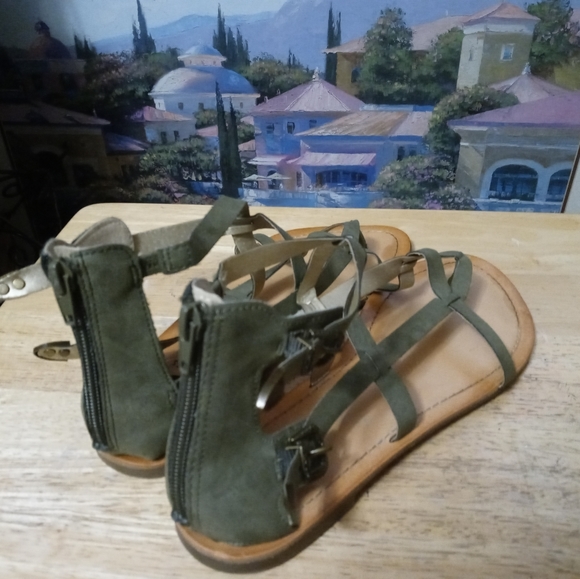 👡G by GUESS OLIVE GREEN SANDALS.👡SIZE 10 WOMEN,A NICE GIFT ITEM.🎁 - Picture 6 of 12